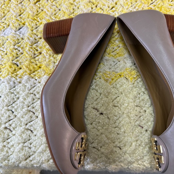 Tory Burch Chelsea Taupe Leather Block Heel Pumps Gold Logo Medallion Size 6 - Picture 11 of 16